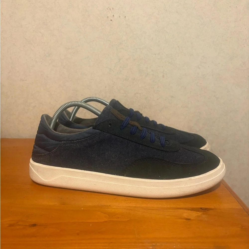 OluKai Puliki Men's Low-Top Sneakers in Navy and White Size 9
